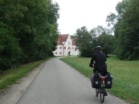 Donauradweg vor Jagdschloss Grünau