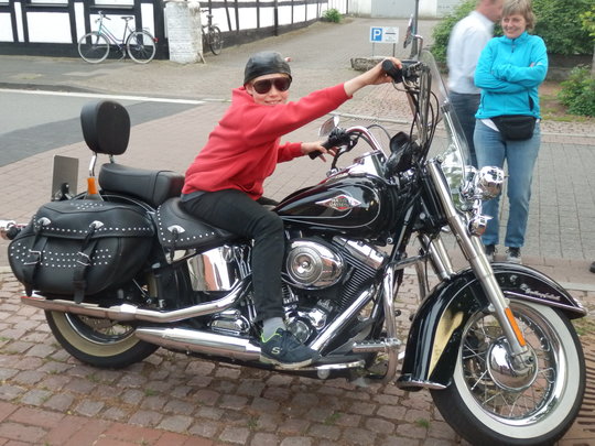 Leo auf der Harley Davidson